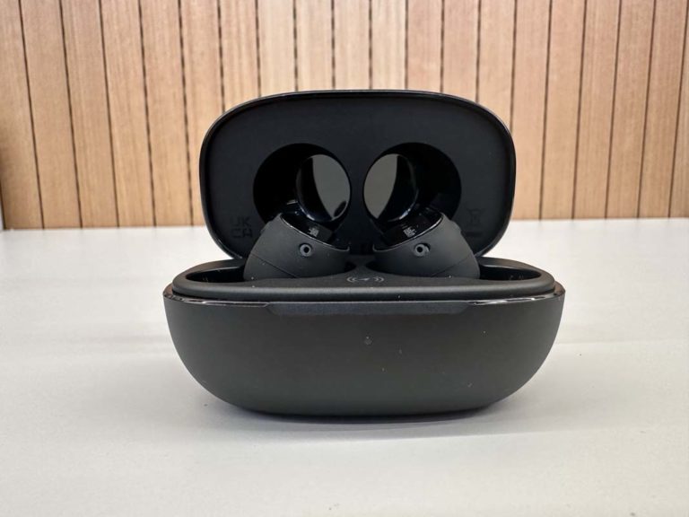 Belkin SoundForm Immerse Noise Cancelling Earbuds Review Belkin SoundForm Immerse Noise Cancelling Earbuds Case Open Front