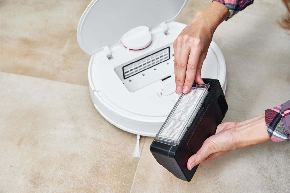 Cleaning a Robotic Vacuum Filter